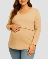 Buzo color beige de corte holgado, con cuello redondo y mangas largas. Cuenta con una abertura horizontal en el pecho para facilitar la lactancia.