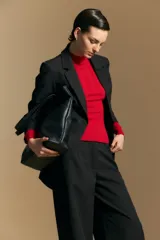 Blazer de corte sastrero con solapas clásicas y estructura definida. Presenta un diseño versátil con silueta ligeramente oversized, ideal para un estilo sofisticado y atemporal.
