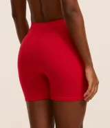 Conjunto de lencería rojo acanalado, compuesto por un corpiño triangular sin aro y un short tipo ciclista de tiro alto.