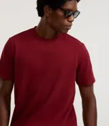 Remera azul marino de algodón, con cuello redondo y mangas cortas.