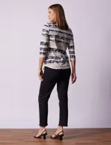 Remera de algodón con estampado floral y de rayas horizontales en tonos azules, negros y beige. Presenta escote redondo a la base y mangas tres cuartos.
