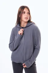 Campera de micropolar con cierre frontal completo, capucha integrada y bolsillos laterales. Diseño funcional y abrigado.