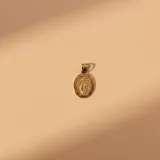 Dije ovalado de la Virgen Milagrosa, elaborado en plata 925 con baño de oro, con relieve detallado de la figura religiosa.