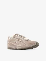 Championes urbanos New Balance modelo 204L, de perfil bajo con diseño inspirado en el running de los años 2000. Confeccionados en gamuza de primera calidad en tonos beige, presentan líneas arqueadas en las superposiciones y el logo N característico en los laterales.