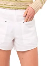 Short de lino orgánico color blanco, de tiro alto y calce holgado. Presenta bolsillos laterales amplios con detalles de remaches metálicos y cierre frontal.