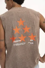 Musculosa marrón con cuello redondo y estampado pequeño en el pecho con el logo de la marca.