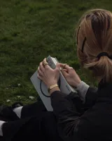 Pulsera tipo esclava abierta con diseño rústico y acabado irregular, fabricada en bronce y alpaca.