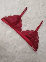 Bralette de encaje rojo con diseño floral, tirantes dobles regulables y banda inferior elástica.