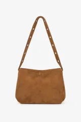 Cartera tipo shoulder bag de gamuza color marrón, con diseño estructurado y asa ajustable con ojalillos metálicos.