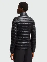 Campera puffer Moncler modelo Walibi, color salmón, matelaseada, con cuello alto, cierre frontal y bolsillos laterales con cierre.