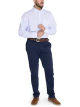 Camisa de manga larga RKF con diseño a cuadros en tonos celeste y blanco. Presenta cuello abotonado, bolsillo en el pecho con logo bordado y tecnología wrinkle-free.