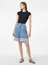 Bermuda de denim celeste, de tiro medio, calce suelto y ruedo doblado.