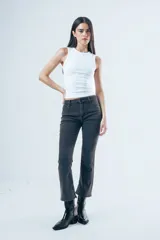 Jean de corte bootcut y tiro medio, color gris oscuro desgastado. Presenta un diseño de pierna recta que se ensancha ligeramente hacia el ruedo, con cierre frontal y bolsillos clásicos.