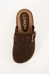 Zueco marrón de gamuza con suela de goma.