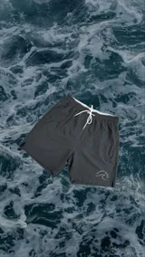 Short de baño negro con cintura elástica y cordón ajustable.