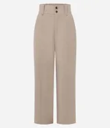 Pantalón wide leg de cintura alta y corte amplio, color beige, con doble botón frontal y bolsillos laterales.