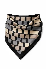 Pañuelo cuadrado de seda con estampado geométrico de bloques en tonos beige, gris y negro.