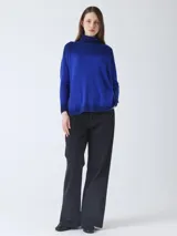 Suéter de tejido de punto con efecto degradado, pasando de gris oscuro a gris medio. Presenta cuello alto y mangas largas con puños acanalados.