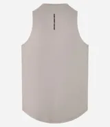 Musculosa deportiva masculina de corte regular, con cuello redondo y etiqueta pequeña en el bajo. Confeccionada en tejido técnico transpirable con costuras visibles.