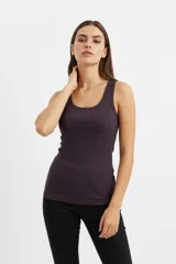 Musculosa de algodón con elastano, de corte ajustado al cuerpo y cuello redondo.