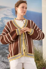 Cardigan de punto a rayas verticales en tonos marrón chocolate, blanco y amarillo, con escote en V, mangas largas y cierre frontal con botones.