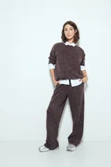 Pantalón de jogging verde con efecto lavado, corte recto y cintura elástica.