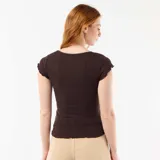 Camiseta marrón de tejido acanalado, corte ajustado, con escote cuadrado y mangas cortas adornadas con volantes delicados.