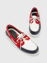 Náuticos de cuero con diseño color block en blanco, azul y rojo.