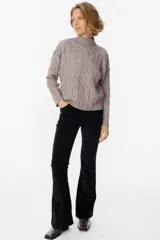 Sweater negro de punto trenzado con cuello alto.