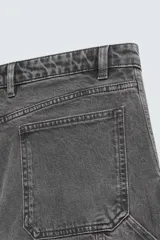 Bermuda relaxed fit confeccionada en tejido de algodón con efecto lavado. Presenta un diseño de cinco bolsillos, bolsillo multifunción en la pernera y tira lateral de estilo carpintero. Cuenta con cierre frontal con cremallera y botón.