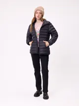 Gorro tipo beanie de punto acanalado color bordó, con etiqueta rectangular blanca con logo de la marca en el frente.