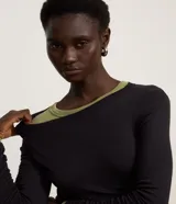 Blusa blanca de rib con cuello redondo y mangas largas.