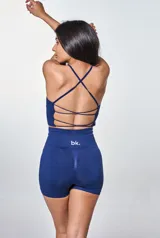 Conjunto deportivo compuesto por un top de breteles finos con logo estampado y un short de tiro alto, ambos en tejido acanalado de color azul marino.