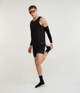 Bermuda masculina color gris oscuro con textura de microperforaciones, cintura elástica con cordón ajustable y bolsillos.