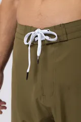 Short de baño color bordó con cordón de ajuste blanco en la cintura y pequeño parche con logo en el ruedo.