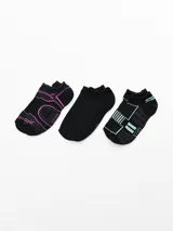Pack de tres pares de soquetes negros con diseños geométricos en colores contrastantes.