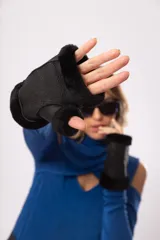 Guantes mitones negros de cuero con borde de lana natural.