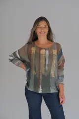 Sweater de punto calado con diseño abstracto en tonos verdes, marrones y detalles metalizados dorados. Presenta un corte holgado, cuello redondo y mangas tres cuartos.