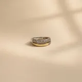 Anillo compuesto por dos bandas unidas, una de plata con engaste de circonias y otra de oro liso.