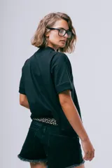 Camiseta básica de algodón orgánico color negro, con cuello alto y mangas cortas.