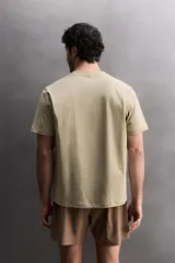 Remera regular fit de Zara Athleticz confeccionada en tejido de algodón, color verde militar, con cuello redondo, manga corta y sutil estampado de logo con relieve en el bajo.