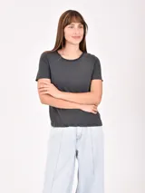 Remera de algodón color negro con efecto lavado, cuello redondo y mangas cortas con terminación al corte.