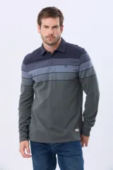 Remera polo de manga larga con diseño rayado en degradado de tonos azules y grises, cuello liso azul marino y logo bordado en el pecho. Confeccionada en tejido piqué de algodón.