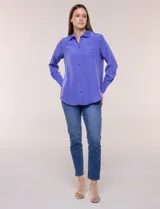 Camisa de satén blanca de la marca Floral & Ivy, con cuello con solapa, cierre frontal de botones, manga larga con puño ancho y bolsillo aplicado en el pecho.