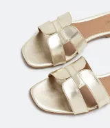 Sandalias planas color verde militar, con puntera cuadrada y dos tiras horizontales en la parte delantera.