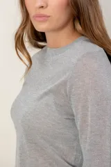 Sweater de tejido fino con acabado brillante de lurex, cuello redondo y mangas largas.