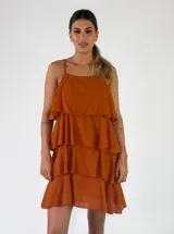 Vestido corto verde militar con diseño de solera con tirantes finos, escote recto y múltiples volantes horizontales escalonados.