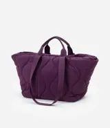 Cartera tipo shopper de gran tamaño con diseño acolchado puffer, confeccionada en poliéster. Presenta asas anchas de cinta de gorgorán para llevar al hombro y una estructura amplia en forma de trapecio invertido.