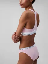Bombacha de algodón elástico color rosado, de talle medio y corte clásico, con cintura elástica blanca con el logo de Calvin Klein repetido.
