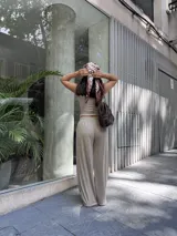 Pantalón de mujer color beige, de tela morley elastizada con líneas finas, corte holgado, cintura elástica con cordón ajustable y bolsillos funcionales.